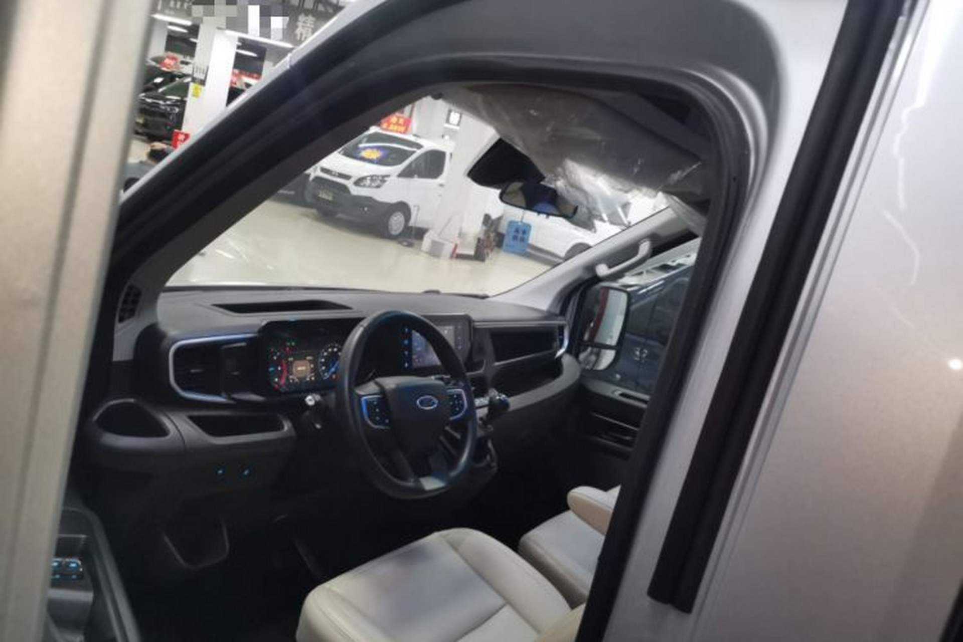 Used Ford Transit T8 2024 T8 2.0T Diesel Manual Short Wheelbase Mid-Roof 6-Seater Multi-Function Version 3/3 Driver Seat
