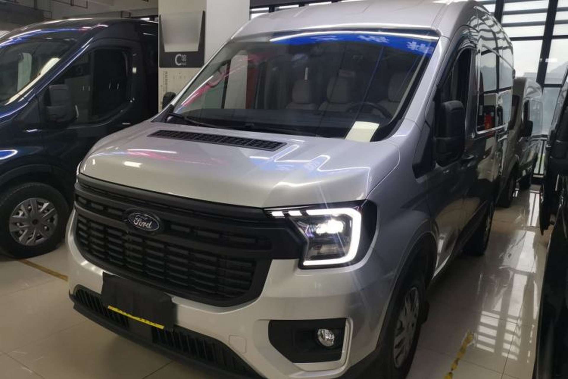 Used Ford Transit T8 2024 T8 2.0T Diesel Manual Short Wheelbase Mid-Roof 6-Seater Multi-Function Version 3/3 Front Left 45 Deg