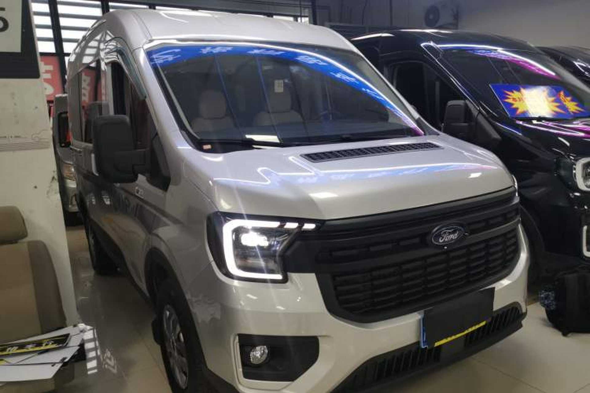 Used Ford Transit T8 2024 T8 2.0T Diesel Manual Short Wheelbase Mid-Roof 6-Seater Multi-Function Version 3/3 Front Right 45 Deg