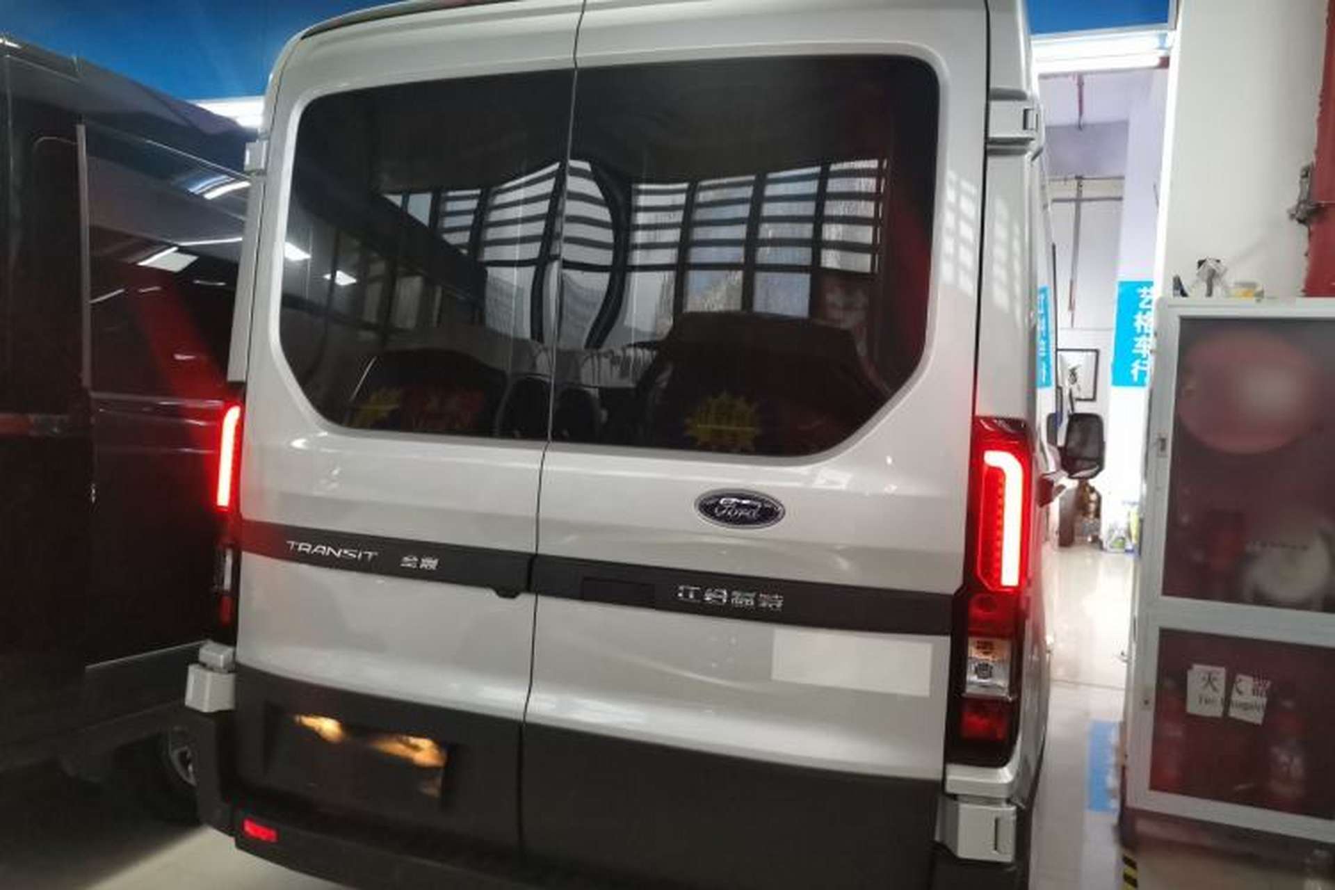 Used Ford Transit T8 2024 T8 2.0T Diesel Manual Short Wheelbase Mid-Roof 6-Seater Multi-Function Version 3/3 Rear