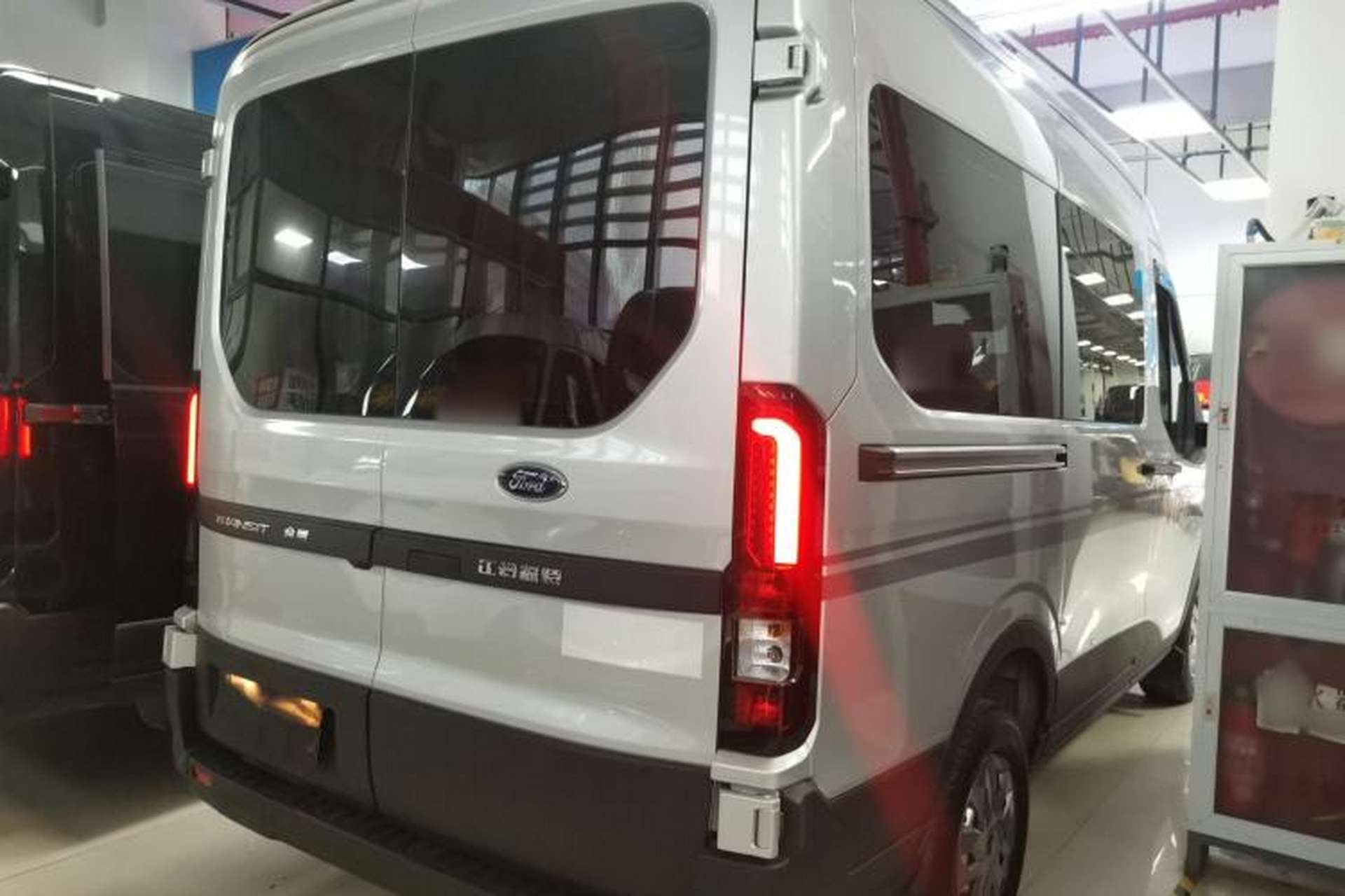 Used Ford Transit T8 2024 T8 2.0T Diesel Manual Short Wheelbase Mid-Roof 6-Seater Multi-Function Version 3/3 Rear Right 45 Deg