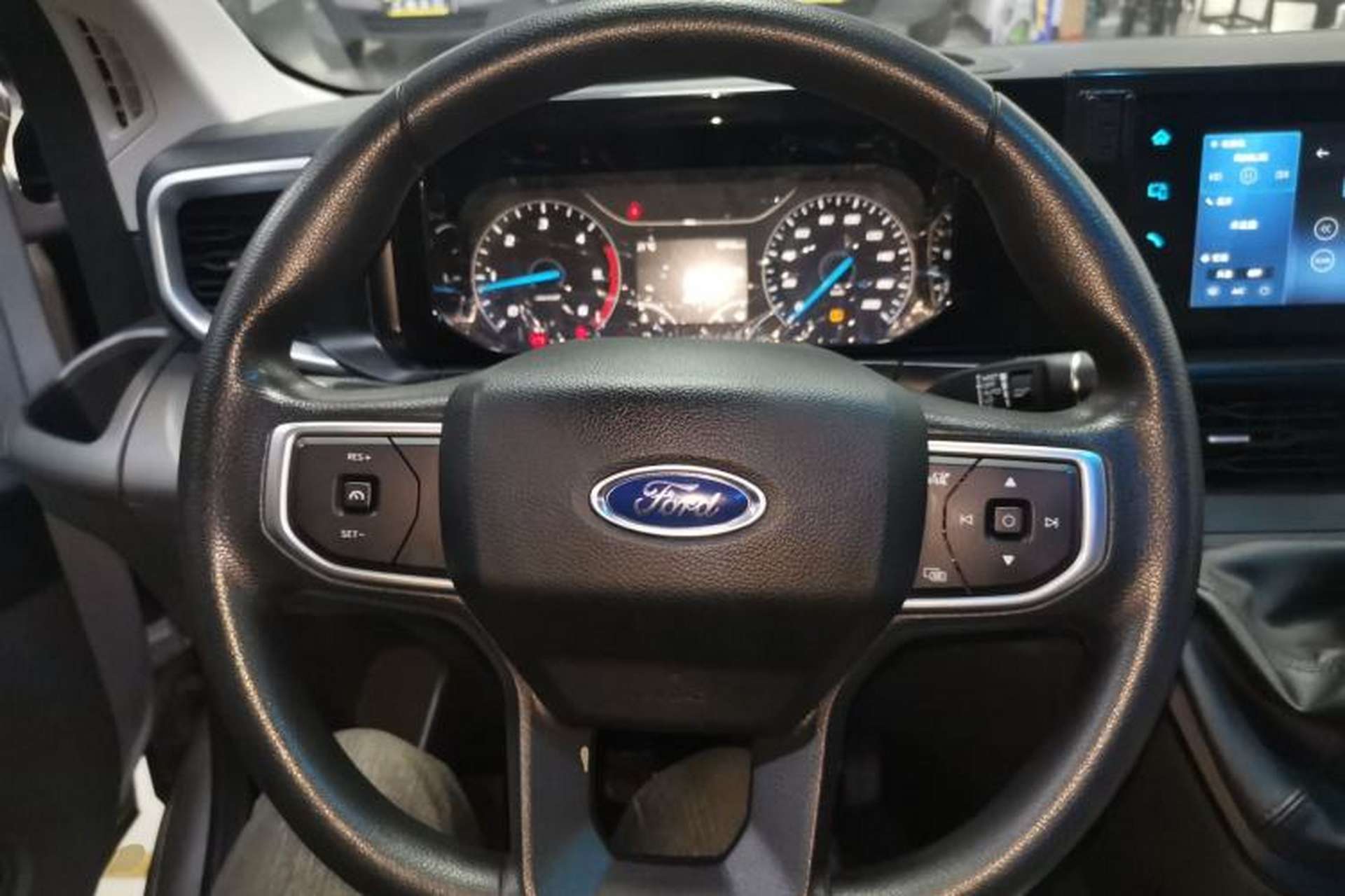 Used Ford Transit T8 2024 T8 2.0T Diesel Manual Short Wheelbase Mid-Roof 6-Seater Multi-Function Version 3/3 Steering Wheel