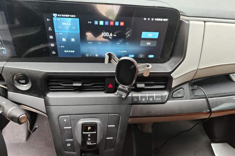 Used Ford Transit T8 2024 T8 2.3T Diesel Automatic Mid-axle Mid-roof 6-Seater Multi-function Version 2/2/2 Audio And AC Panel