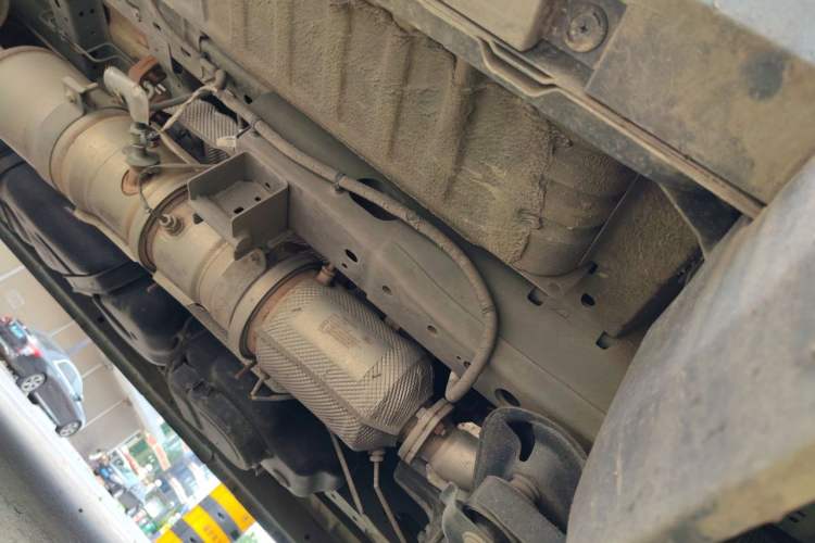 Used Ford Transit T8 2024 T8 2.0T Diesel Manual Mid-axle Mid-roof 6-seater Multi-function Version 2/2/2 Chassis Front Right