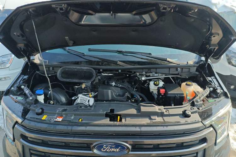 Used Ford Transit T8 2024 T8 2.3T Diesel Automatic Mid-axle Mid-roof 6-Seater Multi-function Version 2/2/2 Engine Bay
