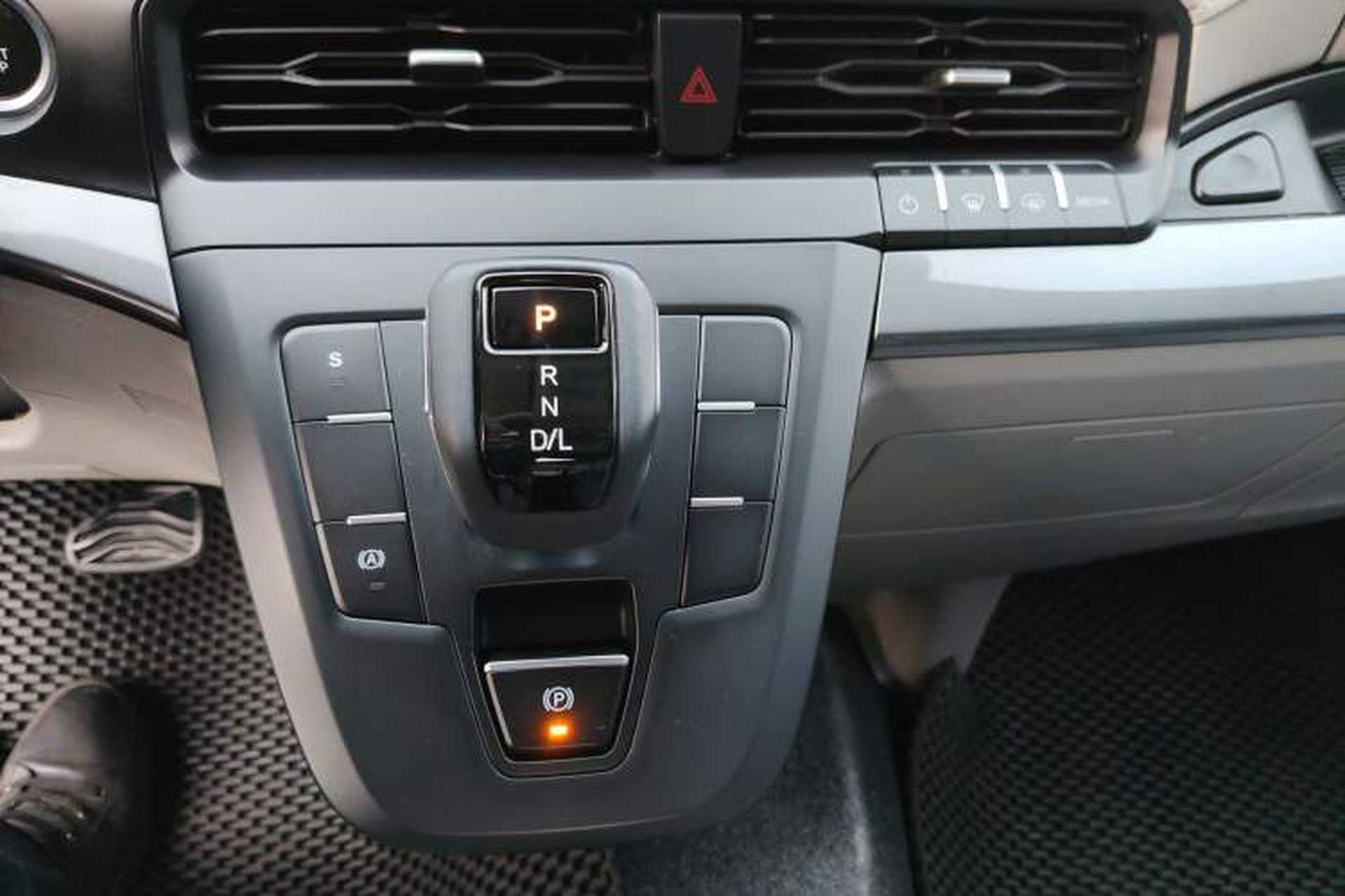 Used Ford Transit T8 2024 T8 2.3T Diesel Automatic Short Wheelbase Mid-Height 6-Seater Fully Equipped Model 3/3 Gear Lever