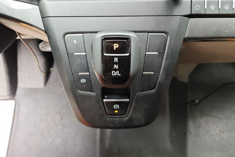Used Ford Transit T8 2024 T8 2.3T Diesel Automatic Mid-axle Mid-roof 6-Seater Multi-function Version 2/2/2 Gear Lever