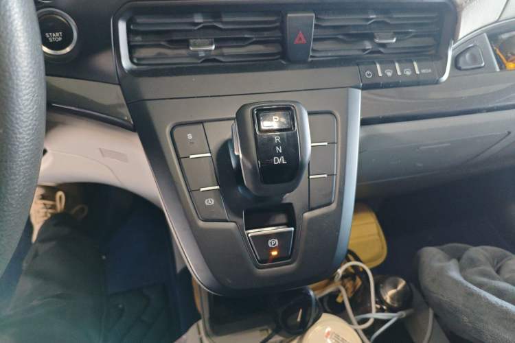 Used Ford Transit T8 2024 T8 2.3T Diesel Automatic Mid-Drive Mid-Roof 6-Seater Fully Equipped 2/2/2 Configuration Gear Lever
