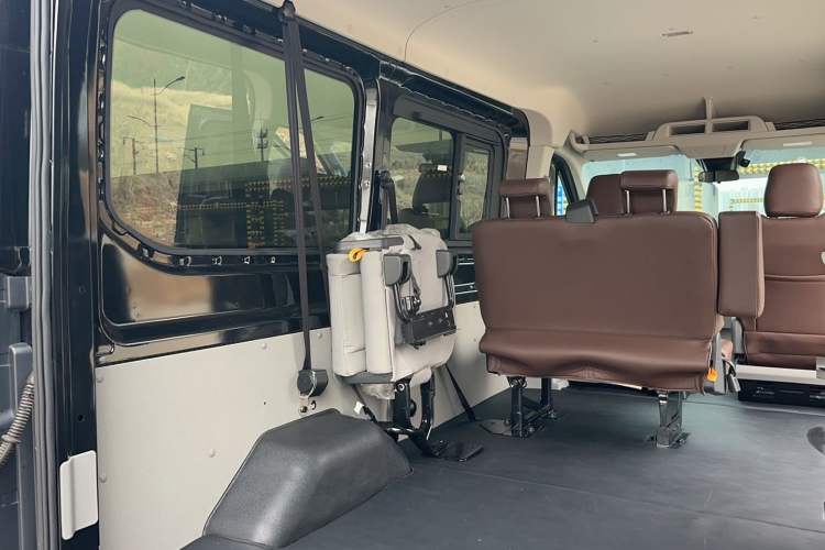 Used Ford Transit T8 2024 T8 2.3T Diesel Automatic Mid-axle Mid-roof 6-Seater Multi-function Version 2/2/2 Interior 10