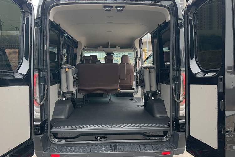 Used Ford Transit T8 2024 T8 2.3T Diesel Automatic Mid-axle Mid-roof 6-Seater Multi-function Version 2/2/2 Interior 11