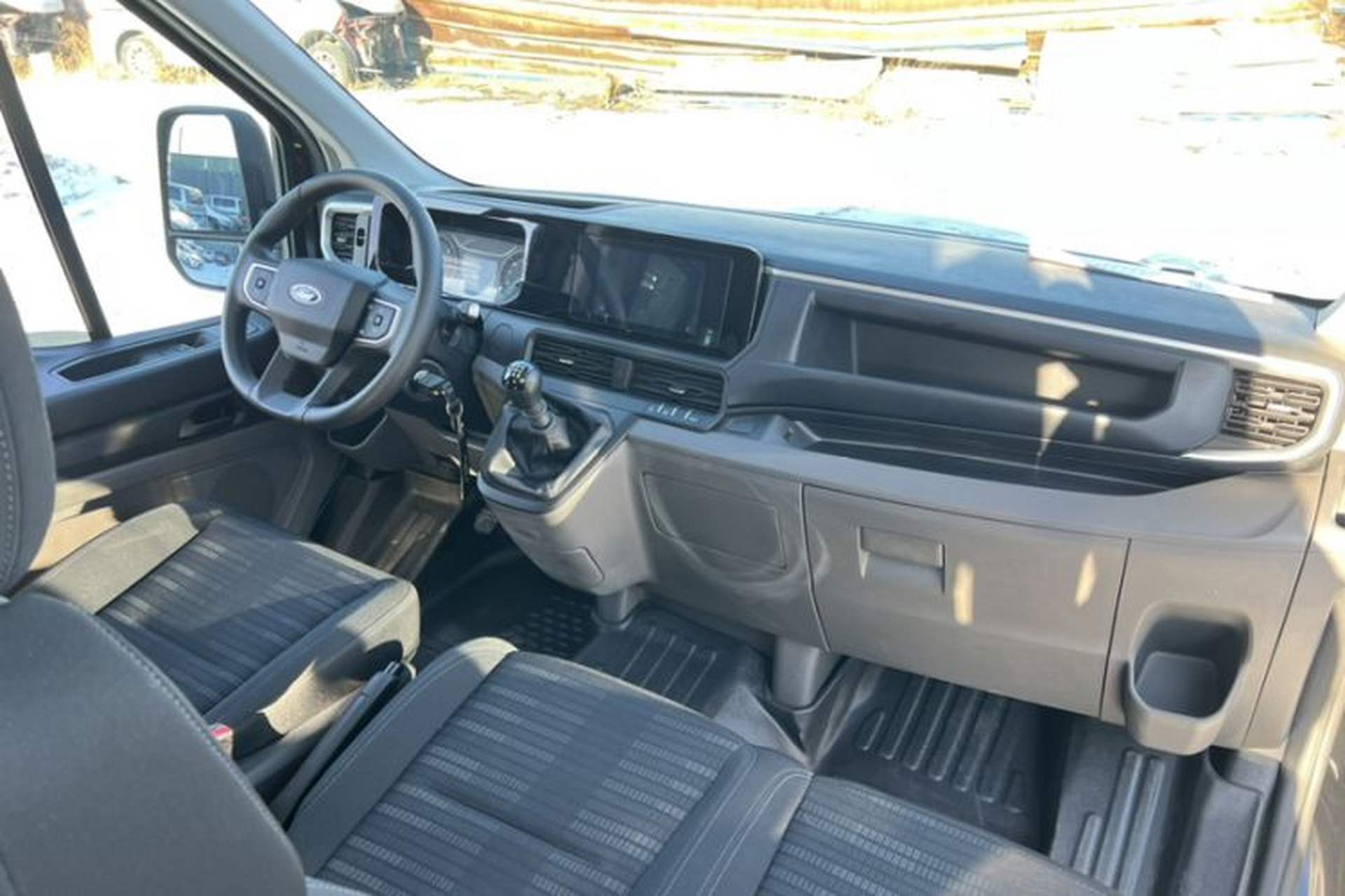 Used Ford Transit T8 2024 T8 2.0T Diesel Manual Short Wheelbase Mid-Roof 6-Seater Multi-Function Version 3/3 Interior 3