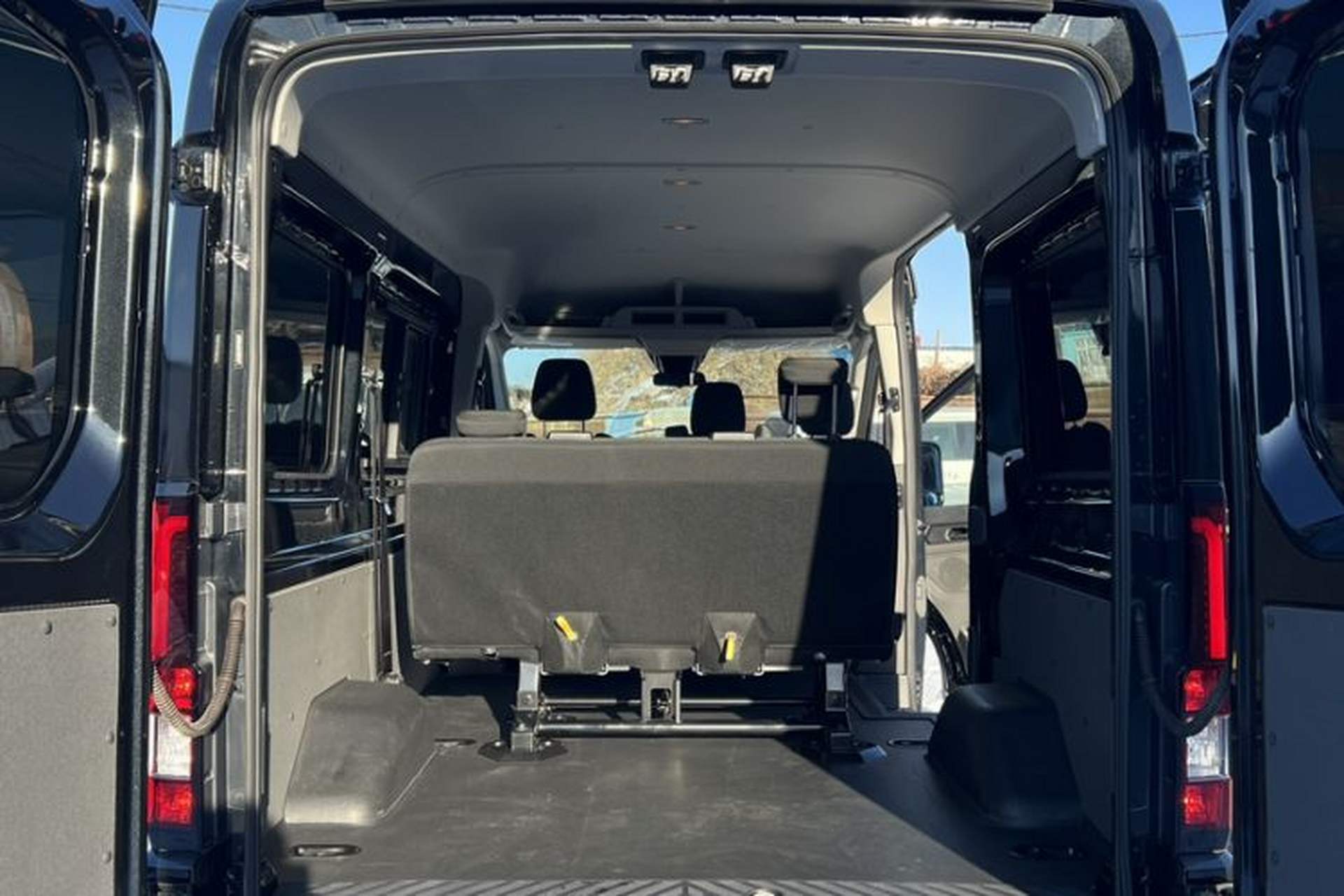 Used Ford Transit T8 2024 T8 2.0T Diesel Manual Short Wheelbase Mid-Roof 6-Seater Multi-Function Version 3/3 Interior 7