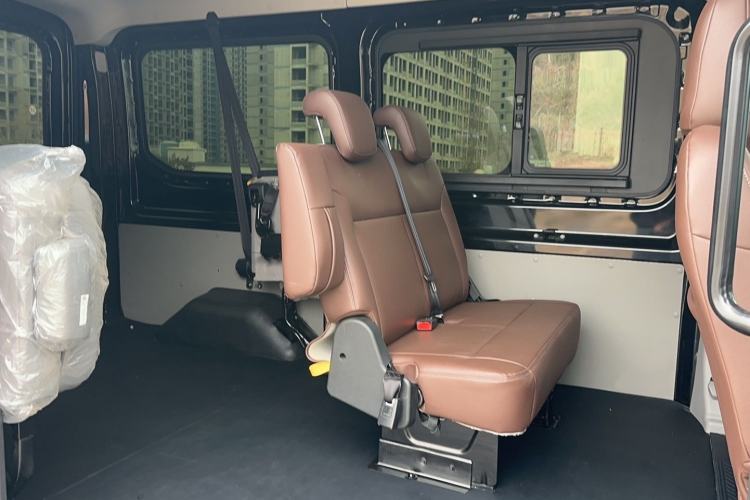 Used Ford Transit T8 2024 T8 2.3T Diesel Automatic Mid-axle Mid-roof 6-Seater Multi-function Version 2/2/2 Interior 8