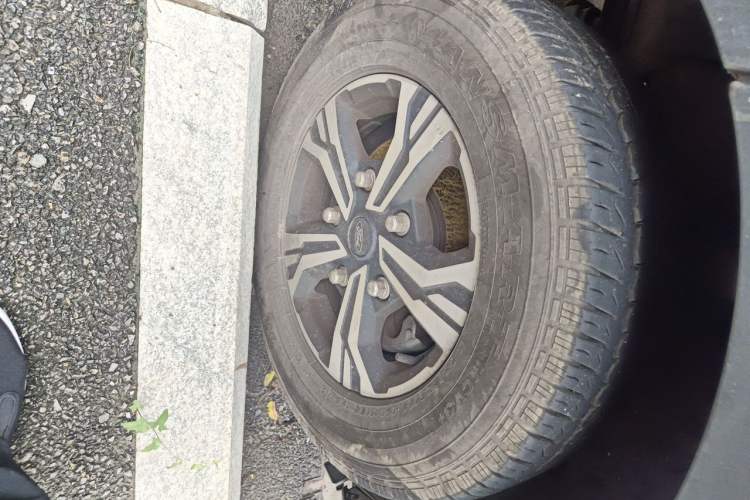 Used Ford Transit T8 2024 T8 2.3T Diesel Manual Mid-axle Mid-roof 6-Seater Multi-function Version 2/2/2 Right Front Wheel Hub