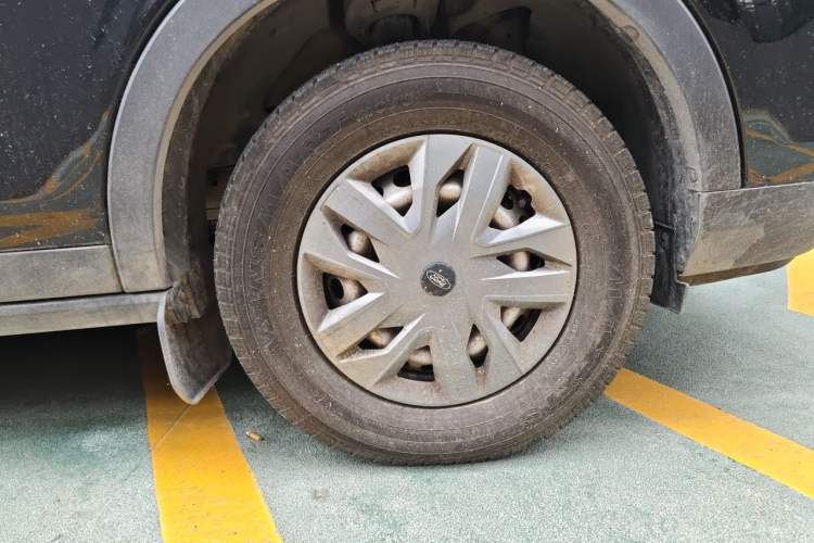 Used Ford Transit T8 2024 T8 2.3T Diesel Automatic Mid-axle Mid-roof 6-Seater Multi-function Version 2/2/2 Right Front Wheel Hub
