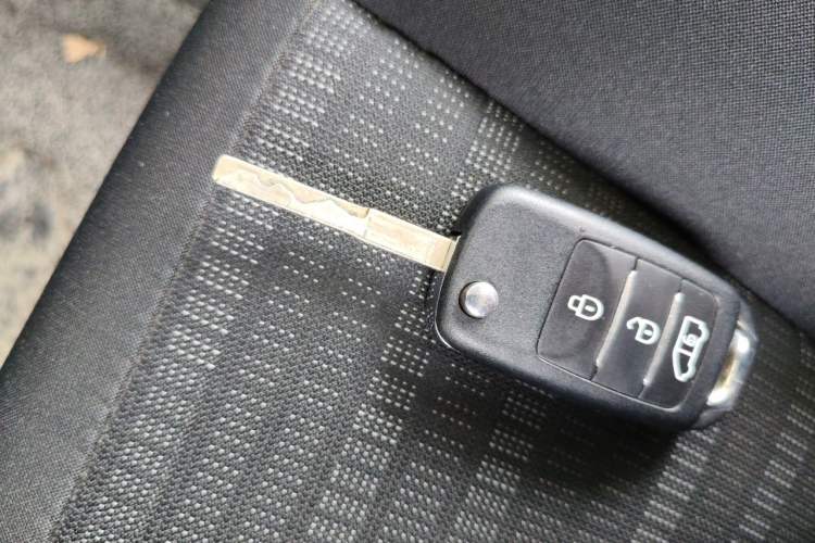 Used Ford Transit T8 2024 T8 2.0T Diesel Manual Mid-axle Mid-roof 6-seater Multi-function Version 2/2/2 Vehicle Key