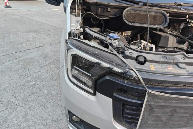Used Ford Transit T8 2024 T8 2.0T Diesel Manual Mid-axle Mid-roof 6-seater Multi-function Version 2/2/2 Engine Bay Right