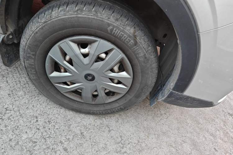 Used Ford Transit T8 2024 T8 2.0T Diesel Manual Mid-axle Mid-roof 6-seater Multi-function Version 2/2/2 Right Front Wheel Hub
