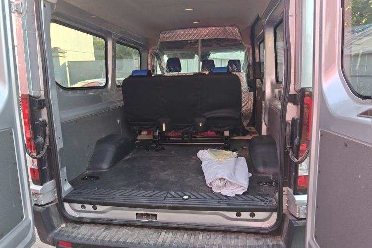 Used Ford Transit T8 2024 T8 2.0T Diesel Manual Mid-axle Mid-roof 6-seater Multi-function Version 2/2/2 Trunk