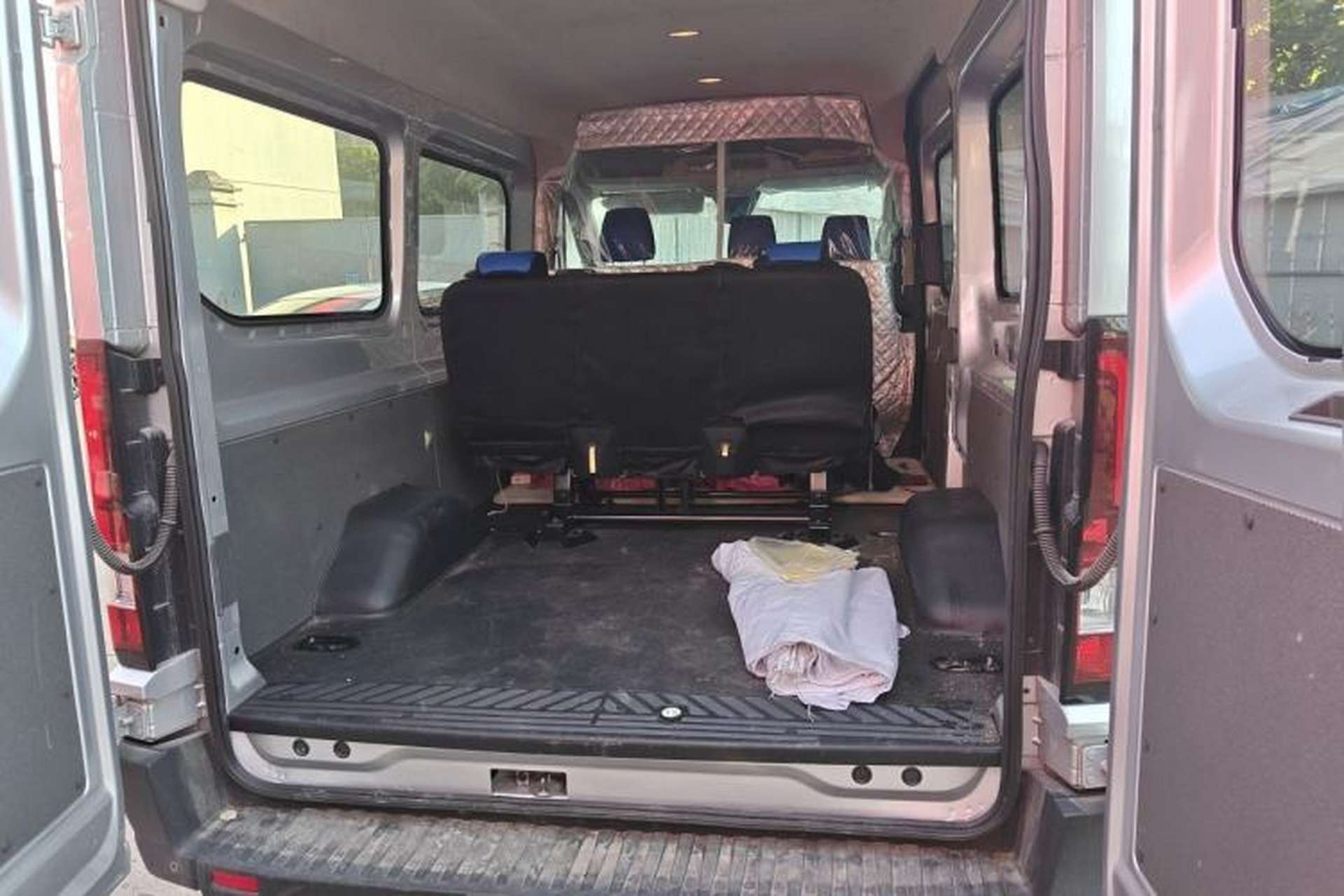 Used Ford Transit T8 2024 T8 2.0T Diesel Manual Mid-axle Mid-roof 6-seater Multi-function Version 2/2/2 Trunk
