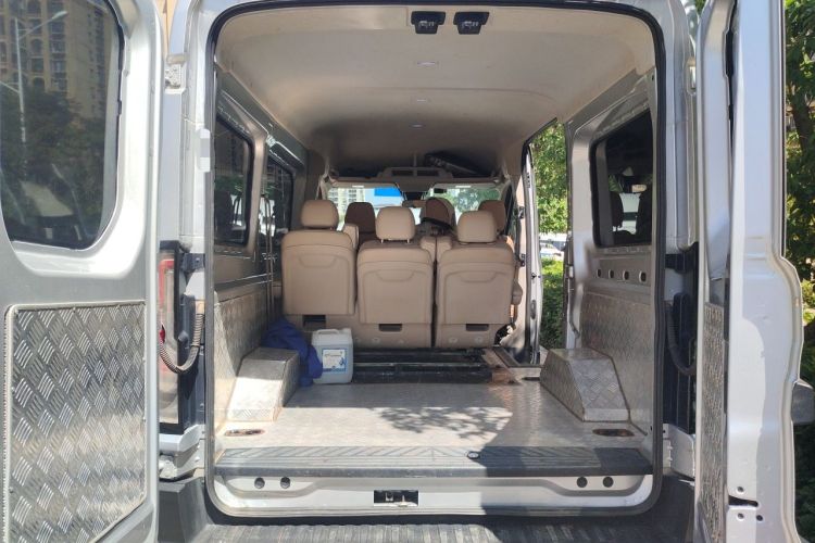 Used Ford Transit T8 2024 T8 2.3T Diesel Manual Short Wheelbase Mid-Roof 6-Seater Multi-Function Version 3/3 Trunk