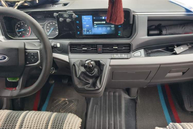 Used Ford Transit T8 2024 T8 2.0T Diesel Manual Mid-axle Mid-roof 6-seater Multi-function Version 2/2/2 Audio And AC Panel