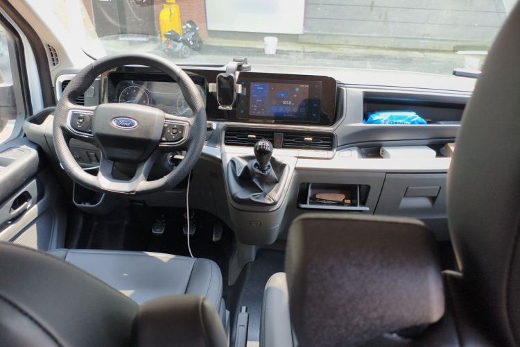 Used Ford Transit T8 2024 T8 2.0T Diesel Manual Short Wheelbase Mid-Height 6-Seater Full-Option Multifunctional Version 3/3 Center Console