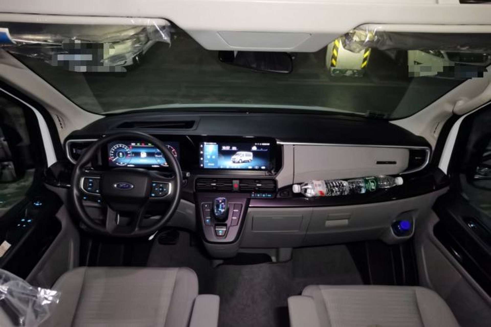 Used Ford Transit T8 2024 T8 2.3T Diesel Automatic Short Wheelbase Mid-Height 6-Seater Multi-Function Version 3/3 Center Console