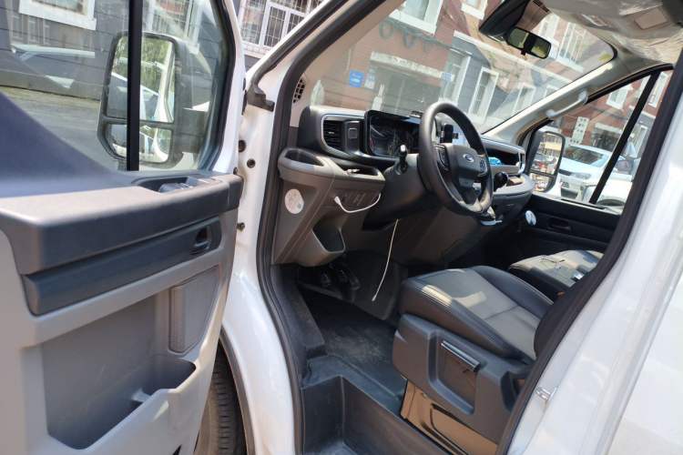 Used Ford Transit T8 2024 T8 2.0T Diesel Manual Short Wheelbase Mid-Height 6-Seater Full-Option Multifunctional Version 3/3 Driver Seat