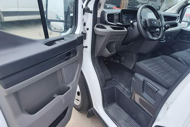 Used Ford Transit T8 2024 T8 2.0T Diesel Manual Long Wheelbase High-Roof 3-Seat Cargo Version with Rear Dual Tires Driver Seat