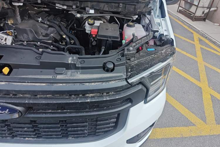 Used Ford Transit T8 2024 T8 2.0T Diesel Manual Mid-axle Mid-roof 6-seater Multi-function Version 2/2/2 Engine Bay Left