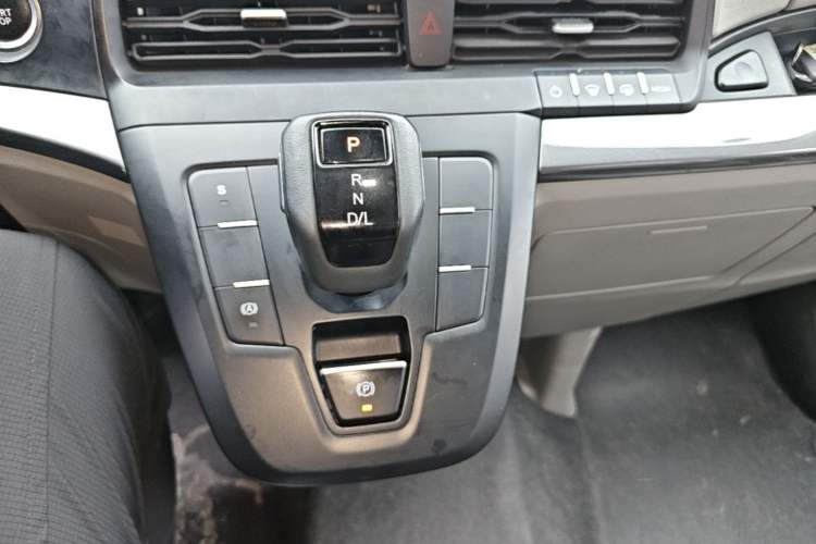 Used Ford Transit T8 2024 T8 2.3T Diesel Automatic Mid-axle Mid-roof 6-Seater Multi-function Version 2/2/2 Gear Lever