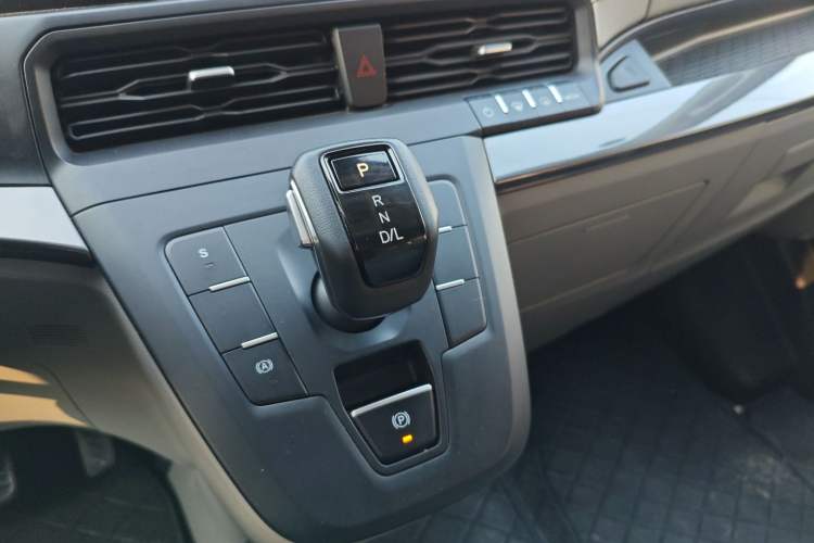 Used Ford Transit T8 2024 T8 2.3T Diesel Automatic Mid-axle Mid-roof 7-seater Business & Travel Edition Gear Lever