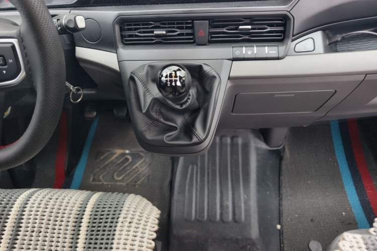 Used Ford Transit T8 2024 T8 2.0T Diesel Manual Mid-axle Mid-roof 6-seater Multi-function Version 2/2/2 Gear Lever