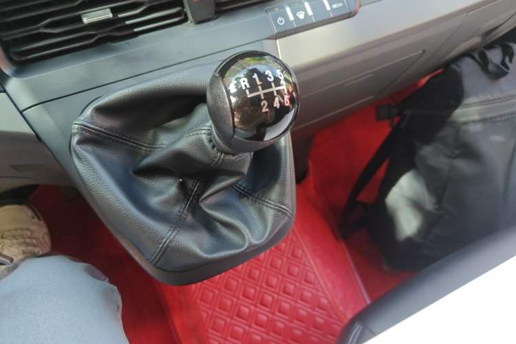 Used Ford Transit T8 2024 T8 2.0T Diesel Manual Short Wheelbase Mid-Roof 6-Seater Multi-Function Version 3/3 Gear Lever