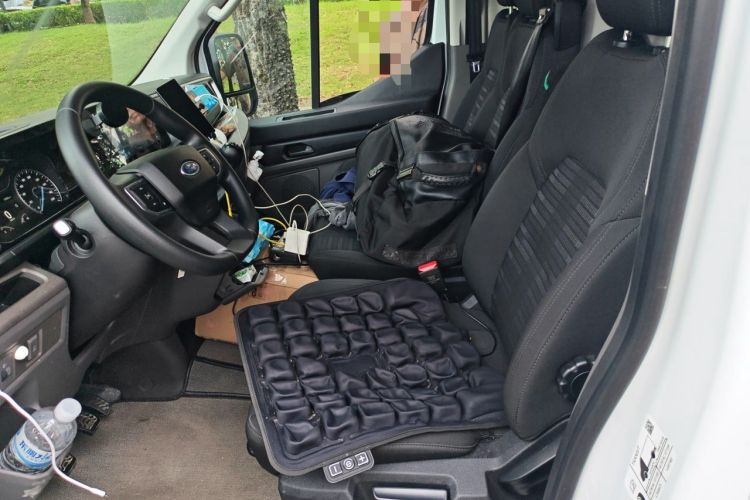 Used Ford Transit T8 2024 T8 2.0T Diesel Manual Long Wheelbase High-Roof 3-Seat Cargo Version with Rear Dual Tires Left Rear Seat