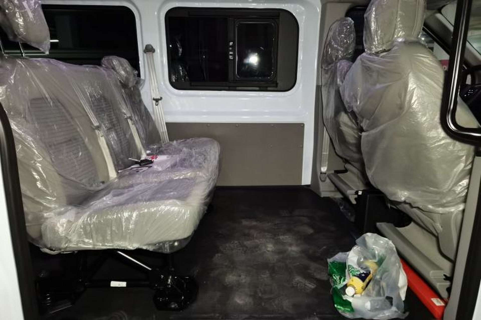 Used Ford Transit T8 2024 T8 2.3T Diesel Automatic Short Wheelbase Mid-Height 6-Seater Multi-Function Version 3/3 Left Rear Seat
