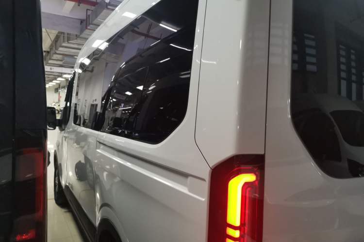 Used Ford Transit T8 2024 T8 2.3T Diesel Automatic Mid-Drive Mid-Roof 6-Seater Fully Equipped 2/2/2 Configuration Left Side