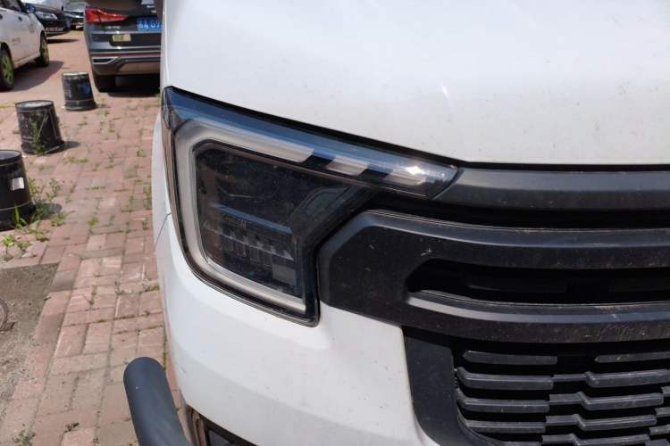 Used Ford Transit T8 2024 T8 2.0T Diesel Manual Short Wheelbase Mid-Height 6-Seater Full-Option Multifunctional Version 3/3 Right Front Headlight