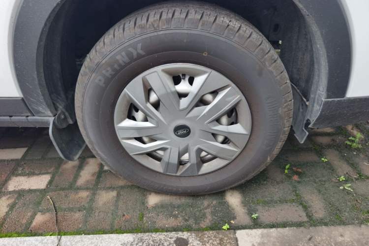 Used Ford Transit T8 2024 T8 2.0T Diesel Manual Mid-axle Mid-roof 6-seater Multi-function Version 2/2/2 Right Front Wheel Hub