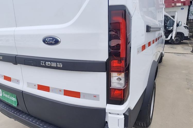 Used Ford Transit T8 2024 T8 2.0T Diesel Manual Long Wheelbase High-Roof 3-Seat Cargo Version with Rear Dual Tires Right Rear Taillight