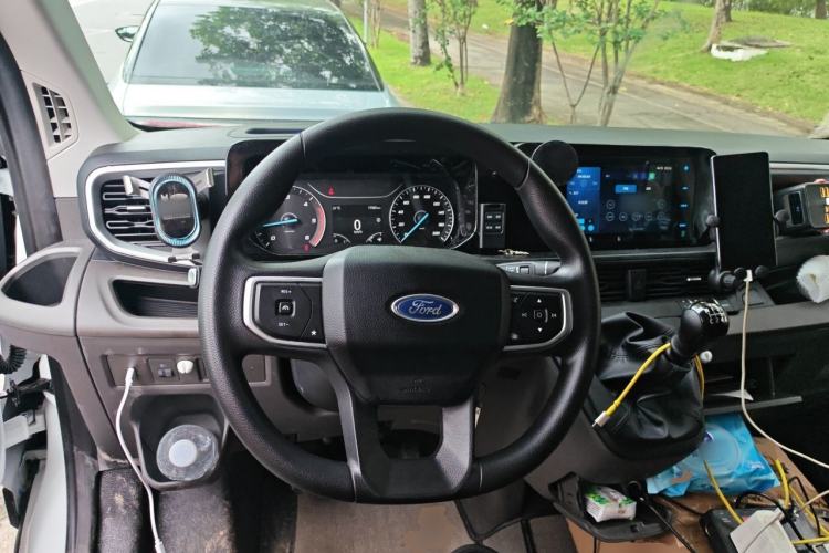 Used Ford Transit T8 2024 T8 2.0T Diesel Manual Long Wheelbase High-Roof 3-Seat Cargo Version with Rear Dual Tires Steering Wheel