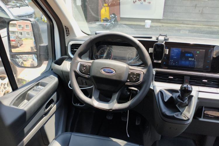 Used Ford Transit T8 2024 T8 2.0T Diesel Manual Short Wheelbase Mid-Height 6-Seater Full-Option Multifunctional Version 3/3 Steering Wheel