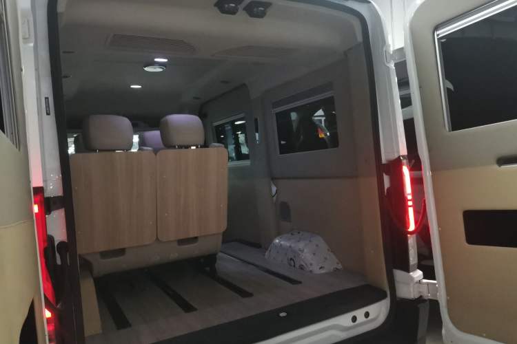 Used Ford Transit T8 2024 T8 2.3T Diesel Automatic Mid-Drive Mid-Roof 6-Seater Fully Equipped 2/2/2 Configuration Trunk