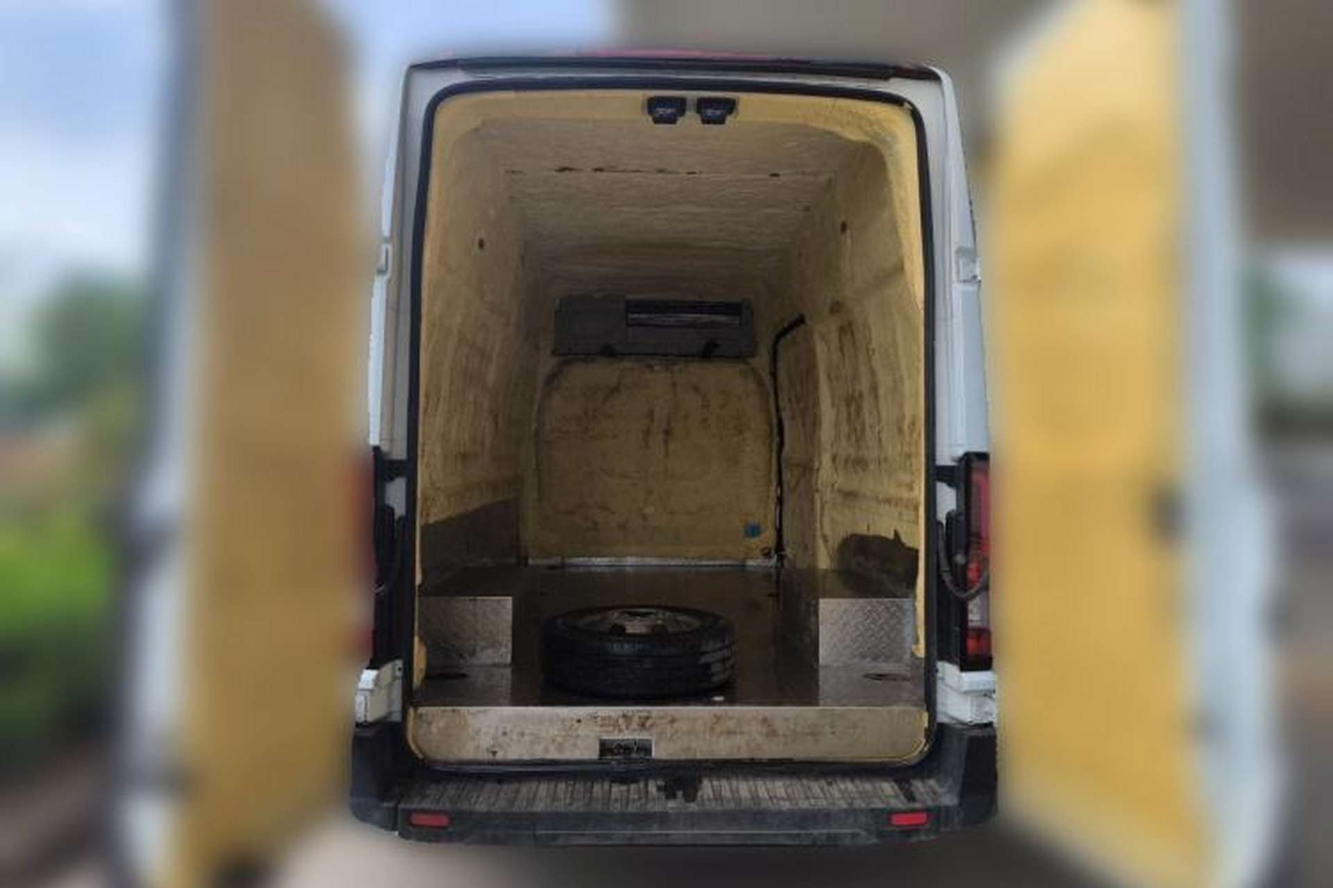 Used Ford Transit T8 2024 T8 2.0T Diesel Manual Long Wheelbase High-Roof 3-Seat Cargo Version with Rear Dual Tires Trunk