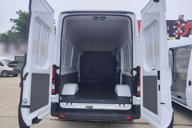 Used Ford Transit T8 2024 T8 2.0T Diesel Manual Long Wheelbase High-Roof 3-Seat Cargo Version with Rear Dual Tires Trunk
