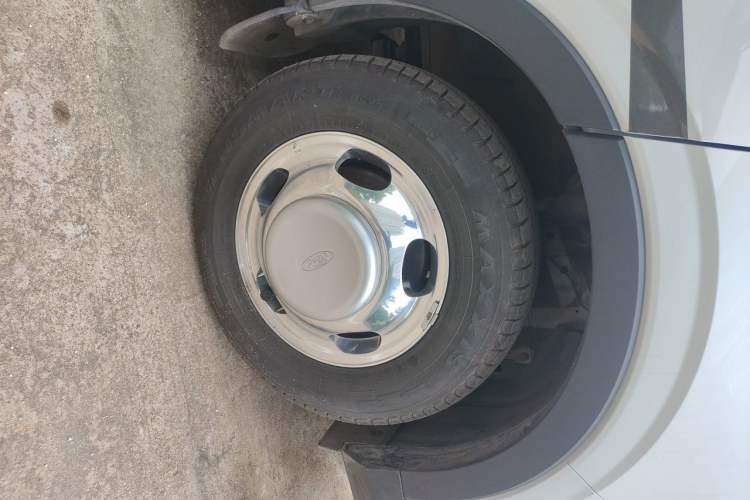 Used Ford Transit T8  Right Front Wheel Hub