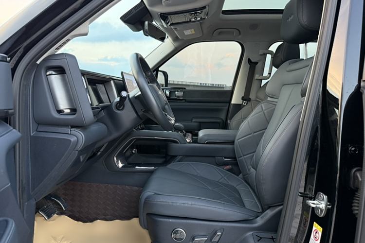 Used Formula Leopard 5 2023 Explore Edition Interior 2