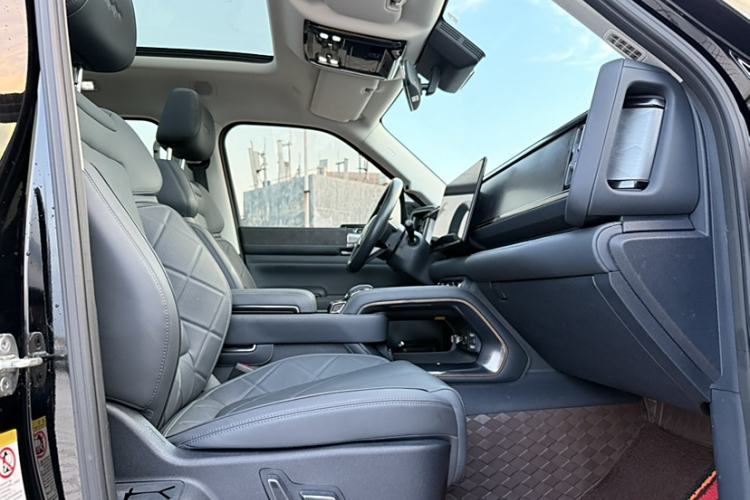 Used Formula Leopard 5 2023 Explore Edition Right Front Seat