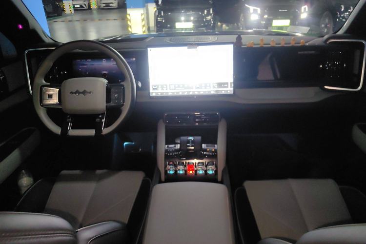 Used Formula Leopard 5 2023 Navigator Edition Center Console